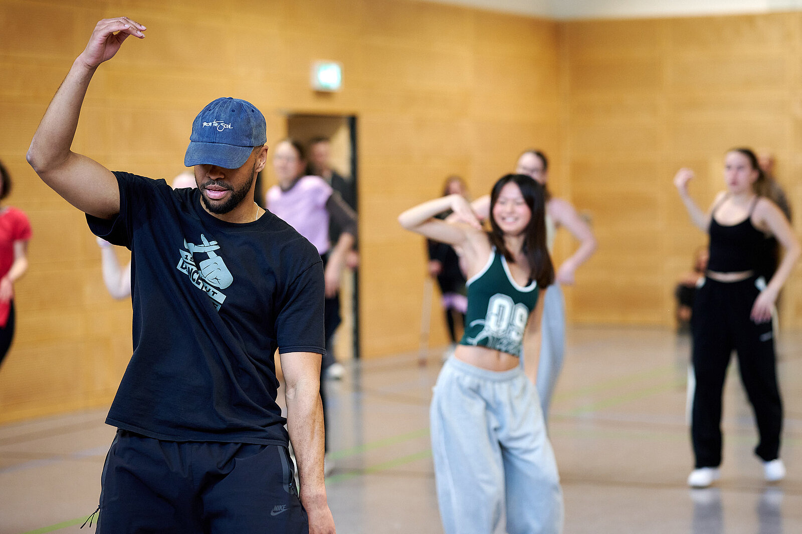 Coach und Tanzgruppe