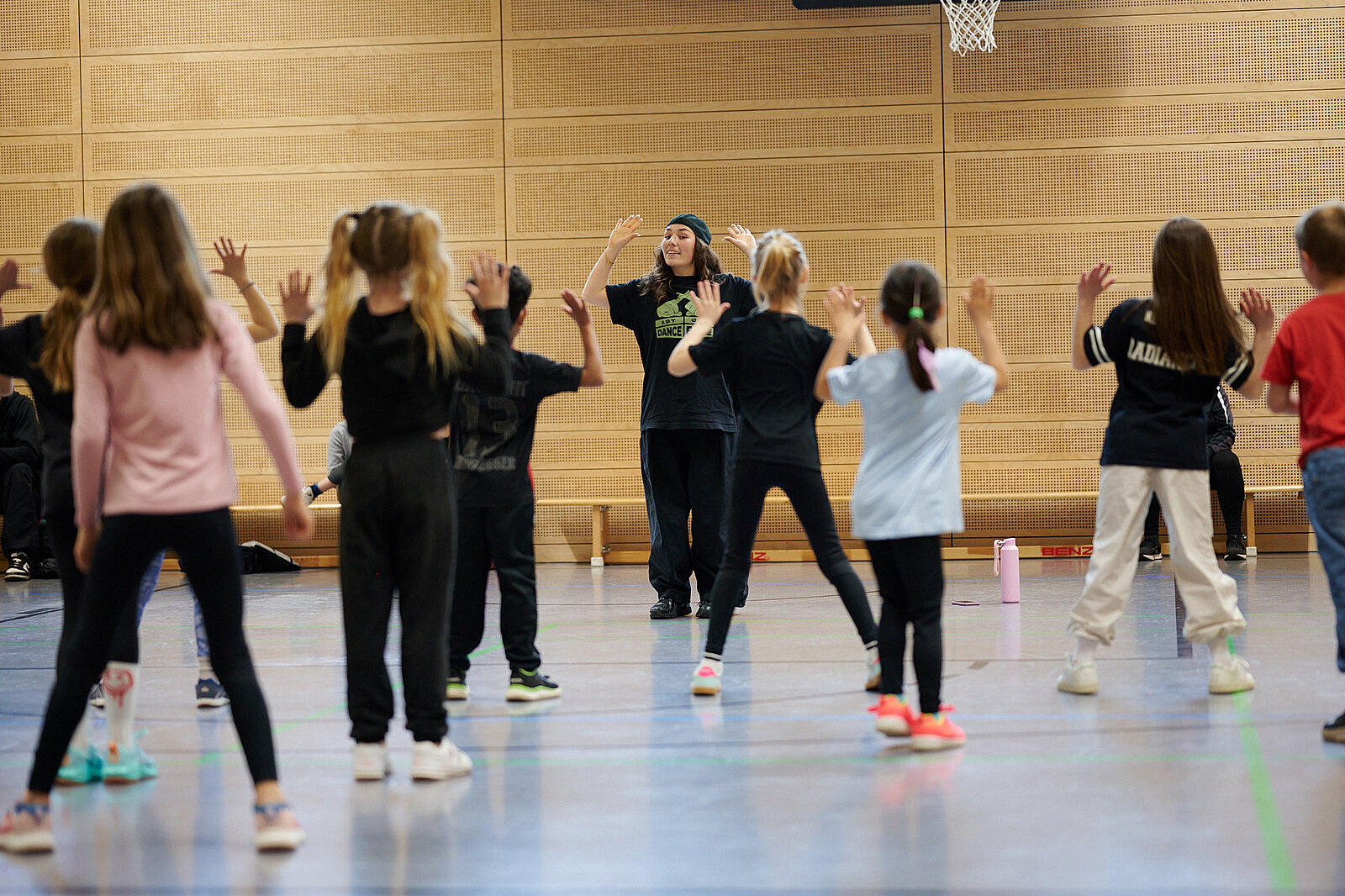  Kids tanzen zusammen in Gruppe