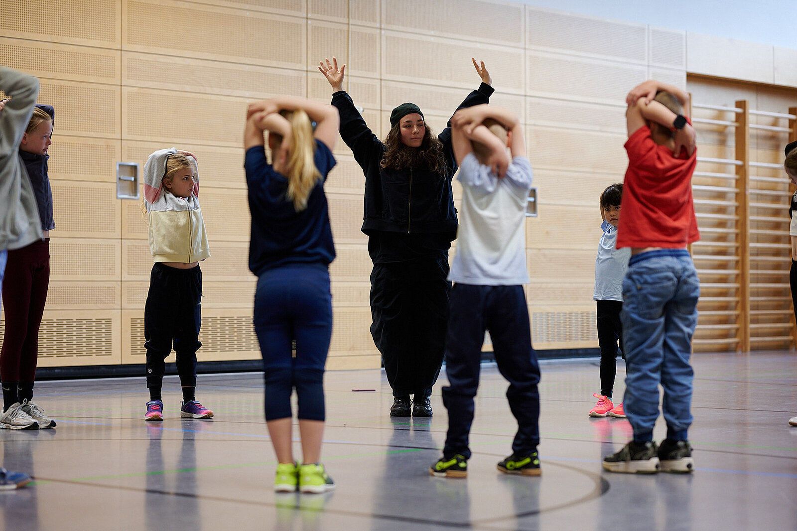 Kids beim Aufwärmen mit Trainerin